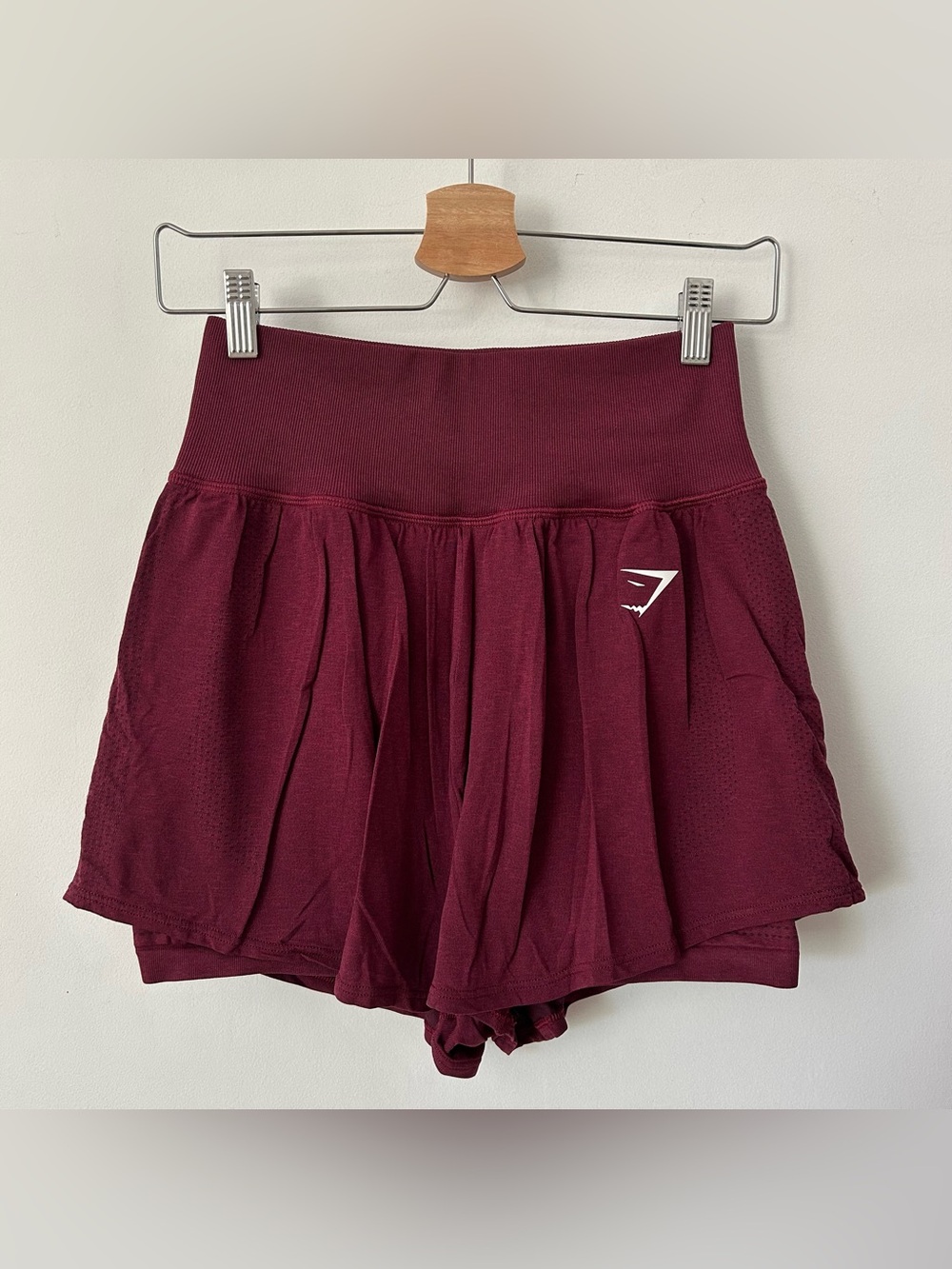 GYMSHARK BURGUNDY SHORTS SIZE M